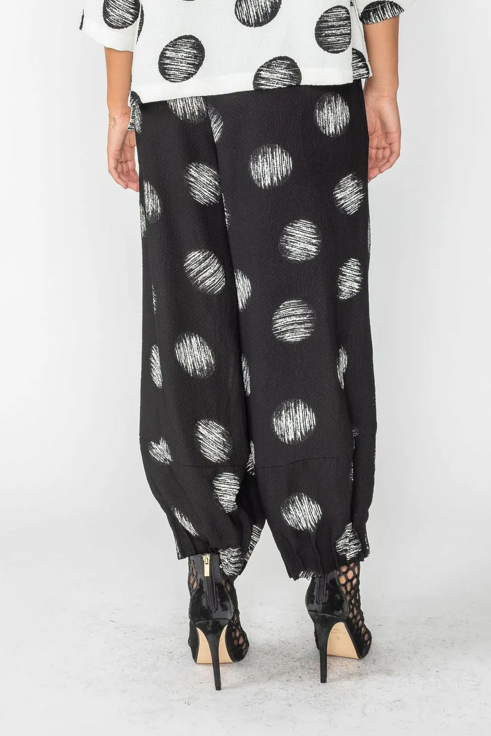 Optimized Title: Stylish Black Woven Pants with Texture Detail