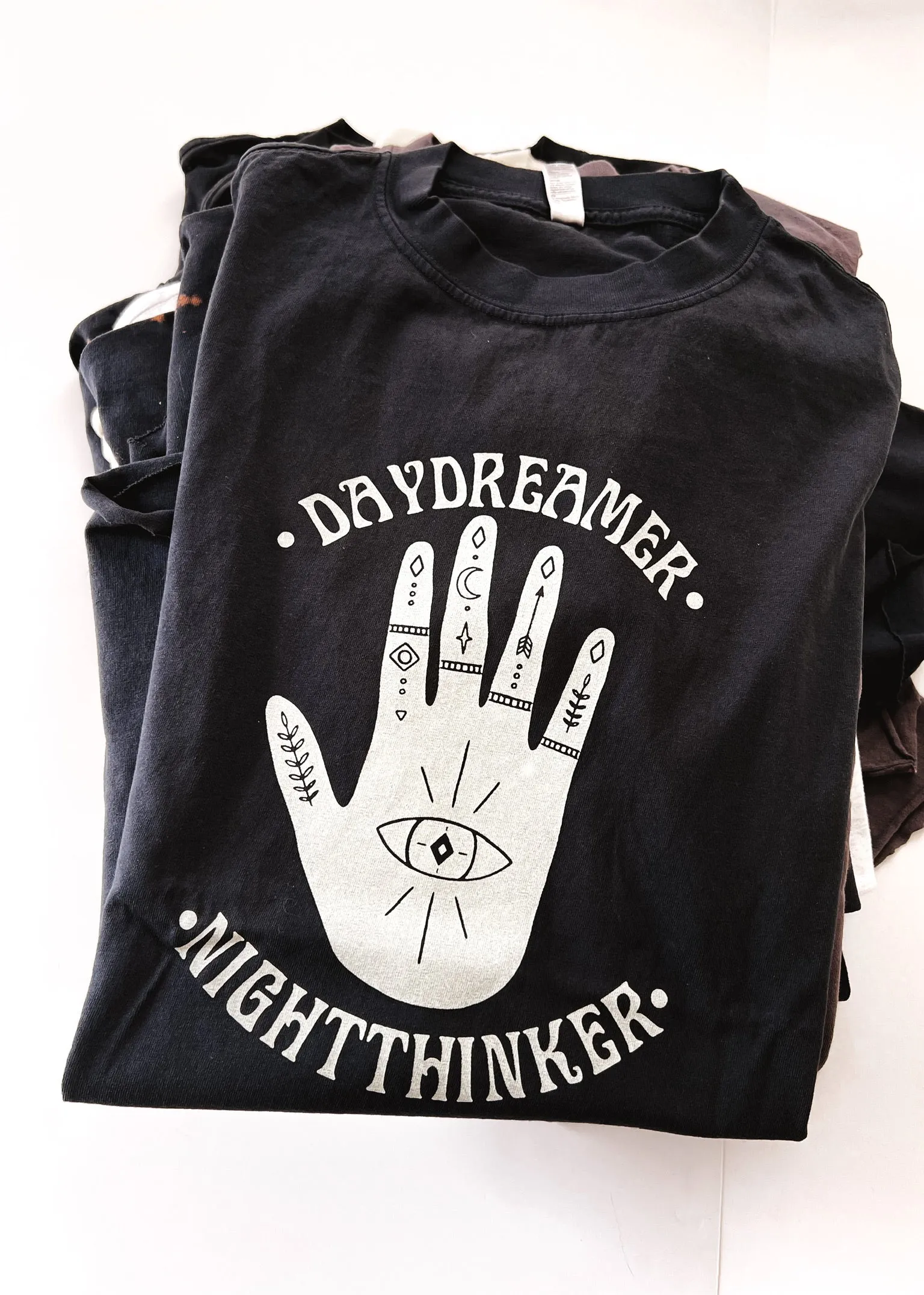 DAYDREAMER NIGHT THINKER SIDE SLIT TEE