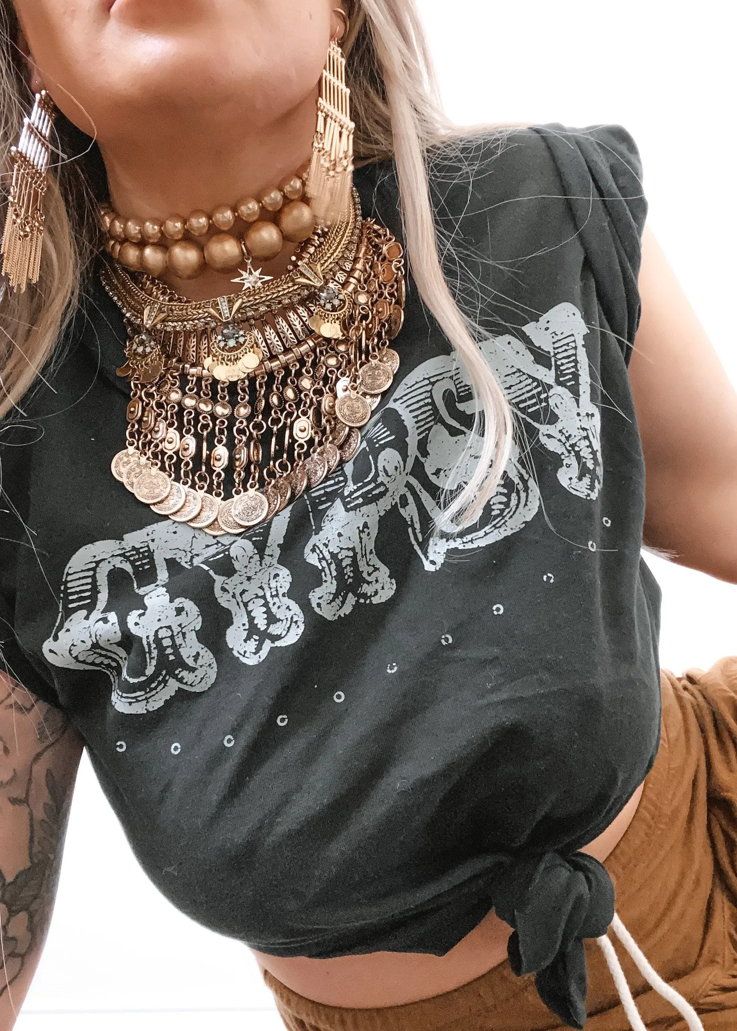 GYPSY DESTRUCTED SIDE SLIT GRAPHIC TEE