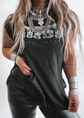 GYPSY DESTRUCTED SIDE SLIT GRAPHIC TEE